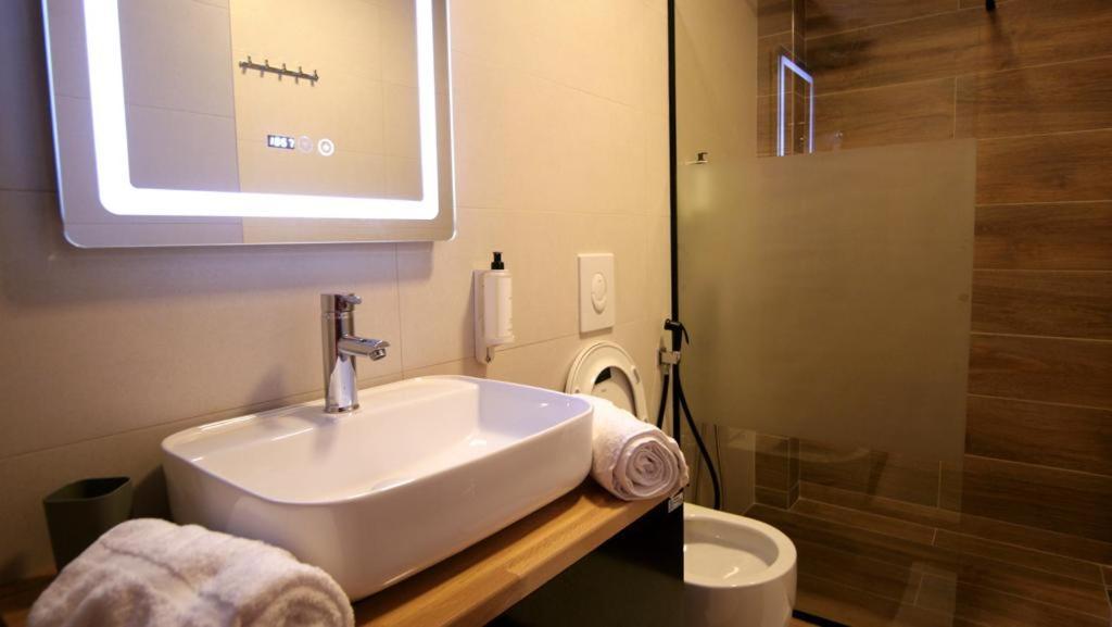 טיראנה Koni'S Studio Apartments מראה חיצוני תמונה